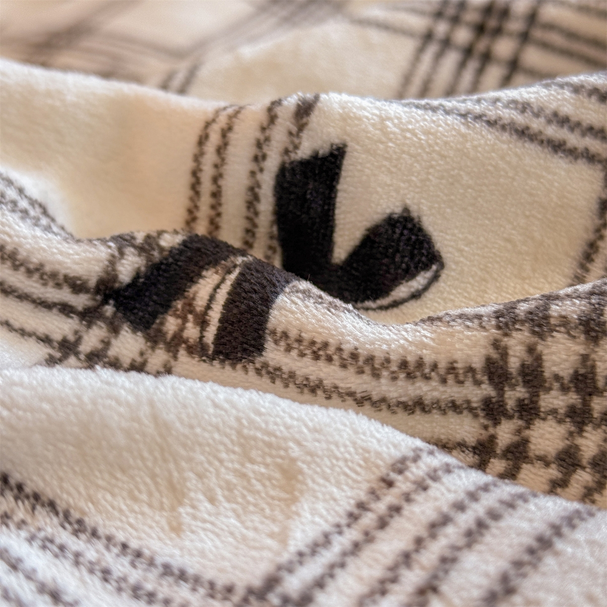 91家纺网 家纺一手货源 找家纺 名兮家居 2025秋冬新款加厚高克重牛奶绒单被套 格子蝴蝶结