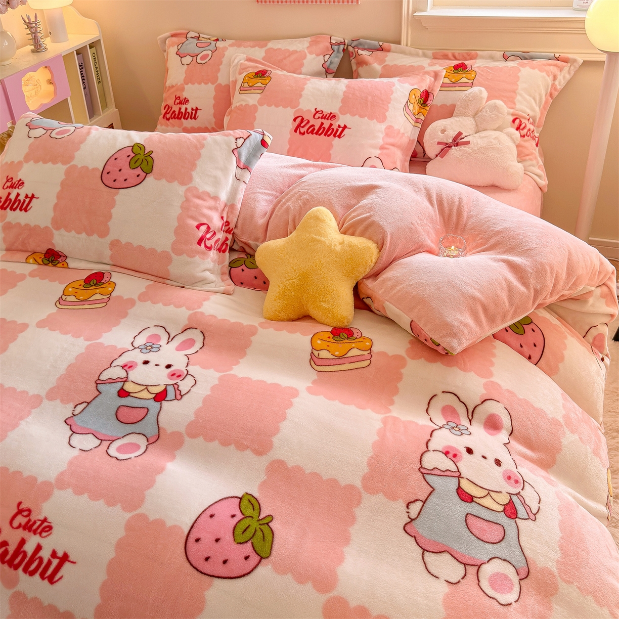 91家纺网 家纺一手货源 找家纺 名兮家居 2025秋冬新款加厚高克重牛奶绒单被套 格子兔