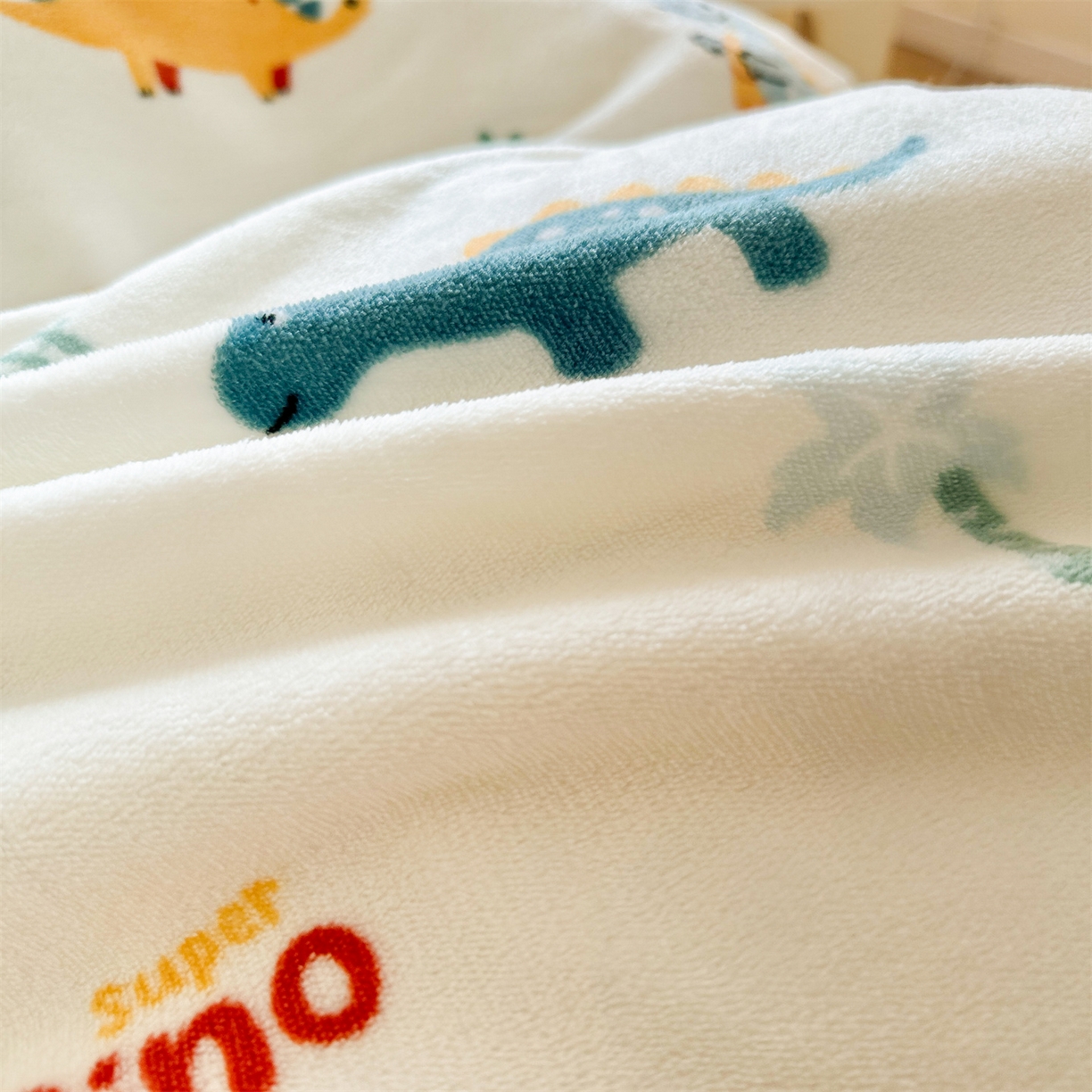 91家纺网 家纺一手货源 找家纺 名兮家居 2025秋冬新款加厚高克重牛奶绒单被套 恐龙多多