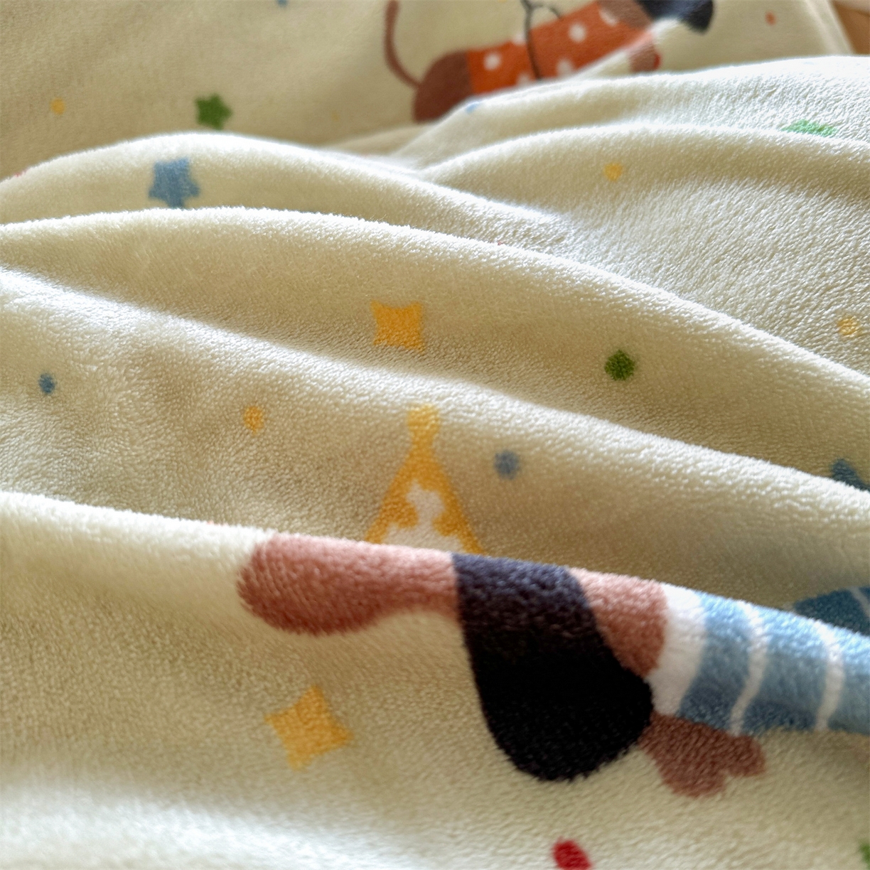 91家纺网 家纺一手货源 找家纺 名兮家居 2025秋冬新款加厚高克重牛奶绒单被套 腊肠狗