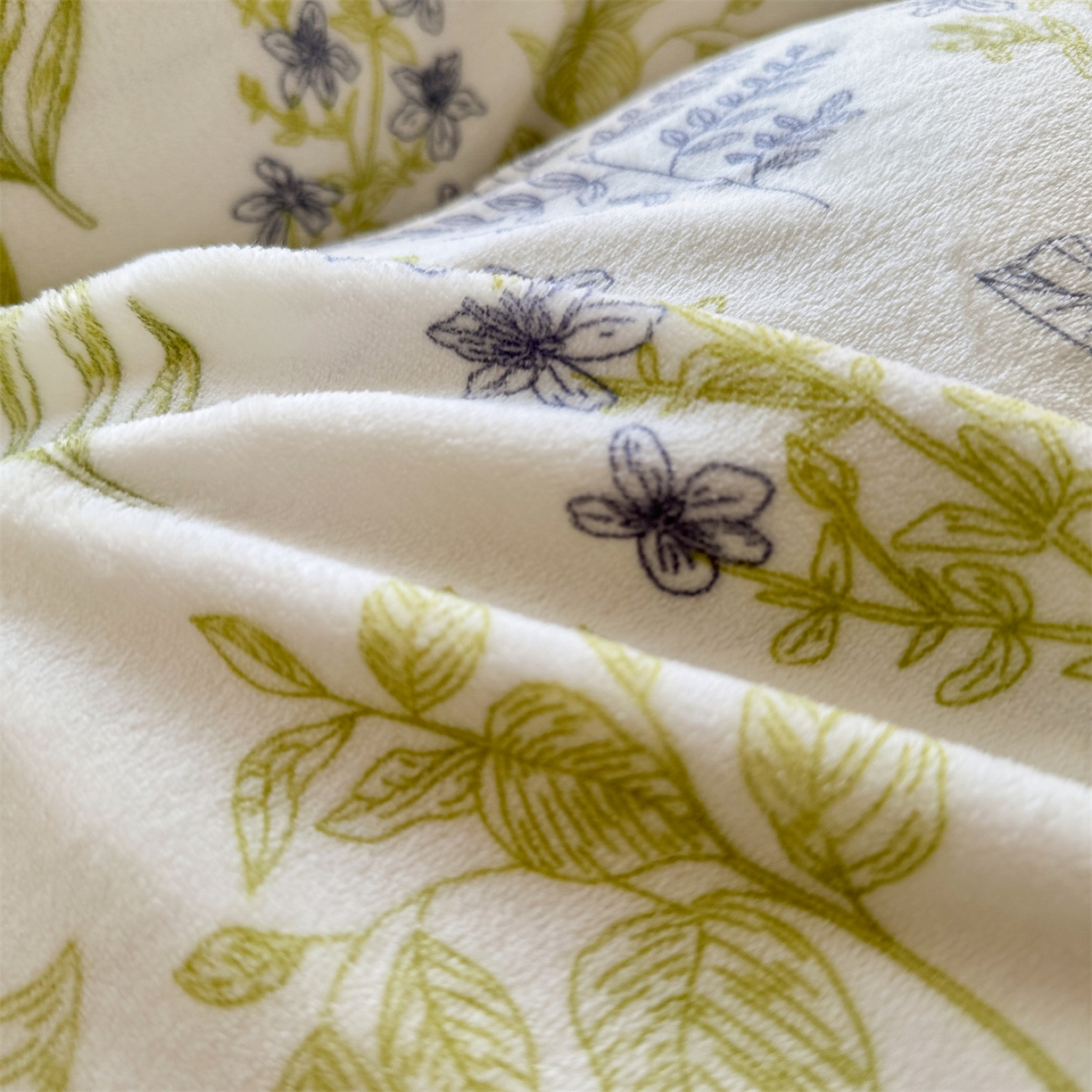 91家纺网 家纺一手货源 找家纺 名兮家居 2025秋冬新款加厚高克重牛奶绒单被套 清新物语