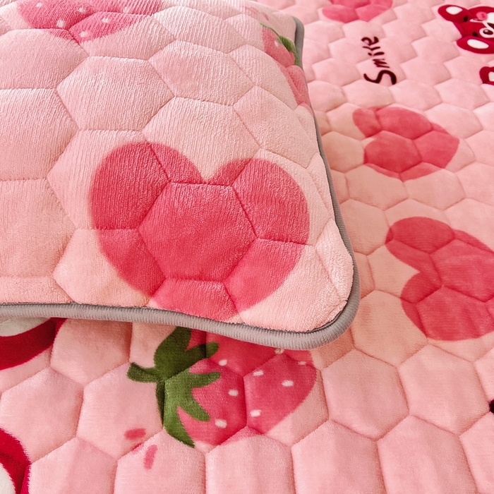 91家纺网 家纺一手货源 找家纺 情煊家纺 2025新款保暖牛奶绒夹棉床笠-床笠款 莓果熊