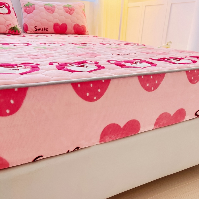 91家纺网 家纺一手货源 找家纺 情煊家纺 2025新款保暖牛奶绒夹棉床笠-床笠款 莓果熊