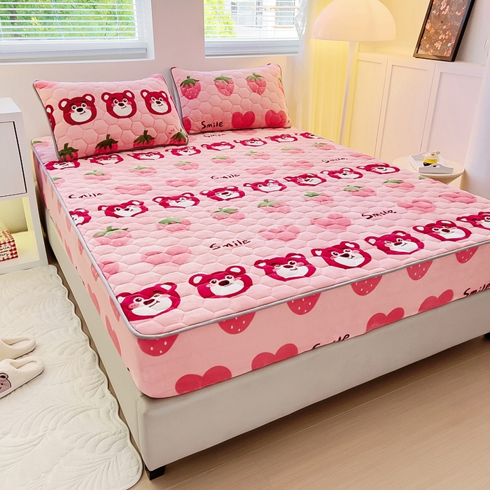 91家纺网 家纺一手货源 找家纺 情煊家纺 2025新款保暖牛奶绒夹棉床笠-床笠款 莓果熊