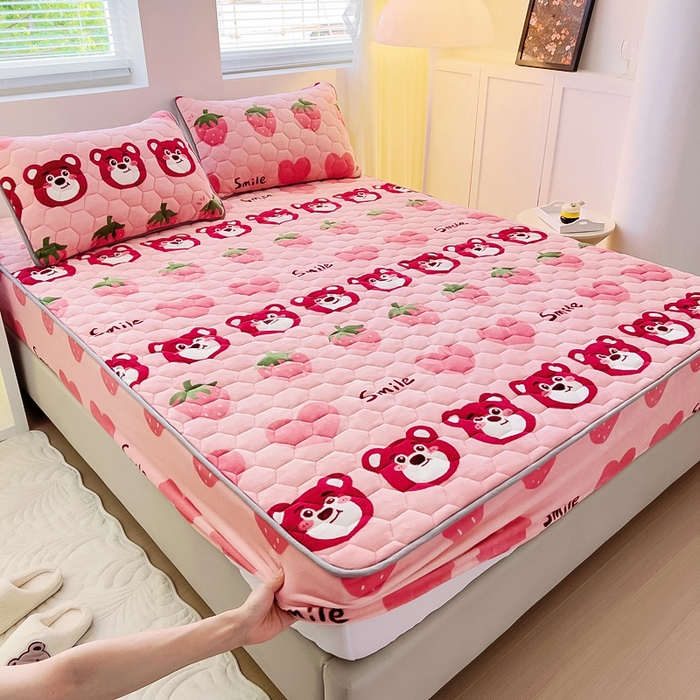 91家纺网 家纺一手货源 找家纺 情煊家纺 2025新款保暖牛奶绒夹棉床笠-床笠款 莓果熊