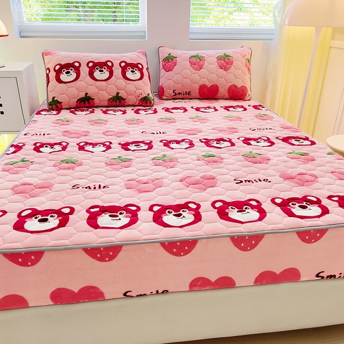 91家纺网 家纺一手货源 找家纺 情煊家纺 2025新款保暖牛奶绒夹棉床笠-床笠款 莓果熊