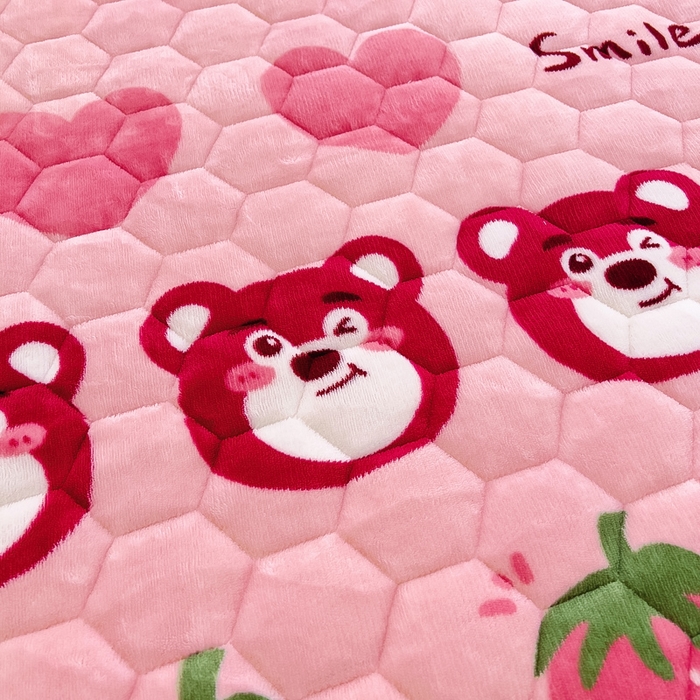 91家纺网 家纺一手货源 找家纺 情煊家纺 2025新款保暖牛奶绒夹棉床笠-床笠款 莓果熊