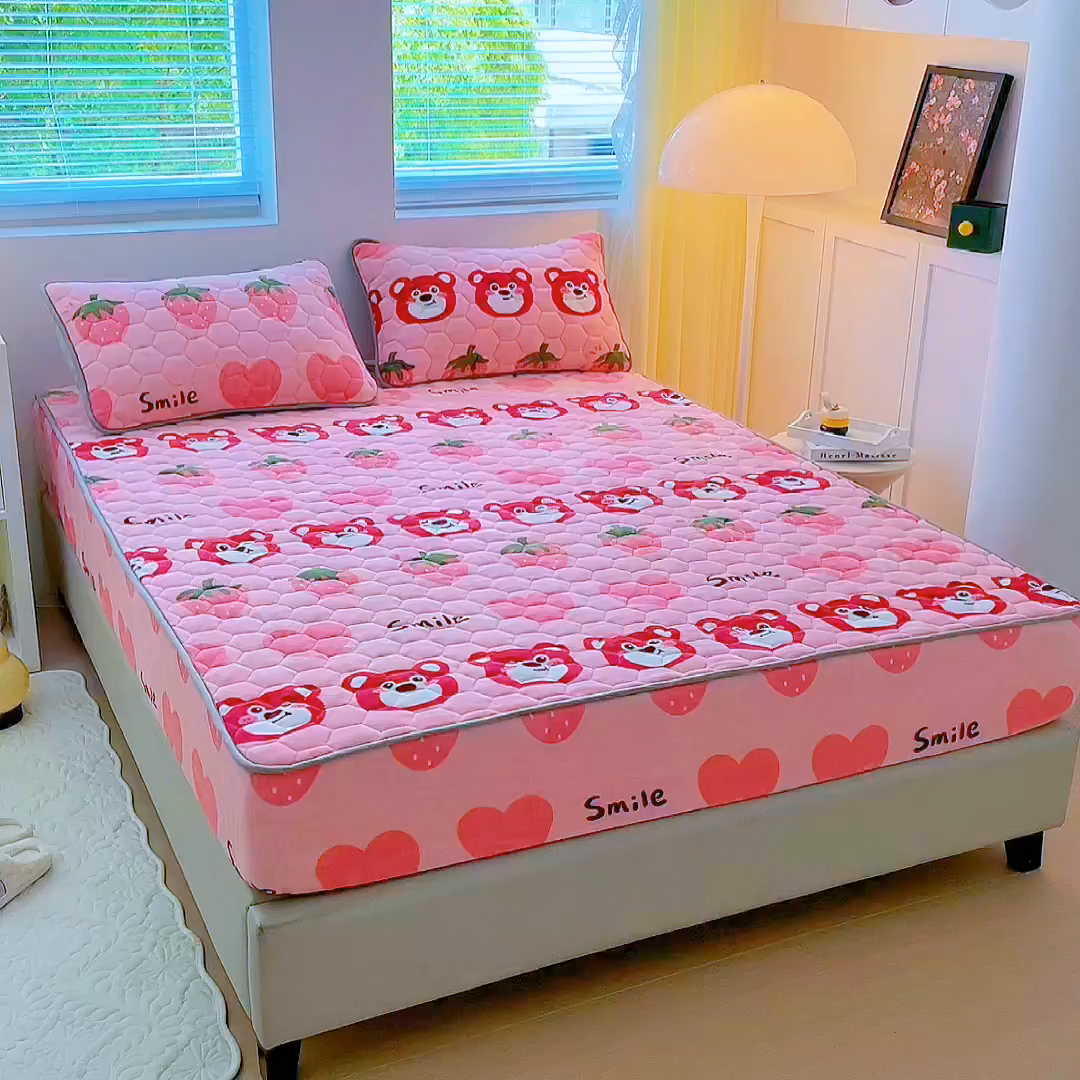 91家纺网 家纺一手货源 找家纺 情煊家纺 2025新款保暖牛奶绒夹棉床笠-床笠款 莓果熊