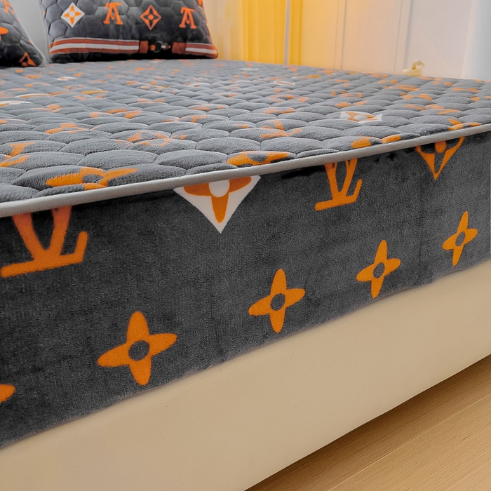 91家纺网 家纺一手货源 找家纺 情煊家纺 2025新款保暖牛奶绒夹棉床笠-床笠款 大牌风范