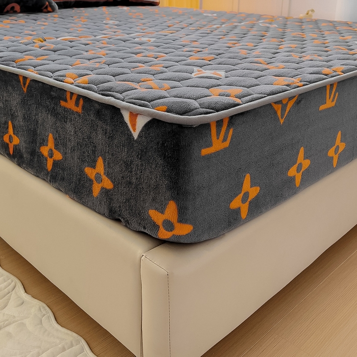 91家纺网 家纺一手货源 找家纺 情煊家纺 2025新款保暖牛奶绒夹棉床笠-床笠款 大牌风范