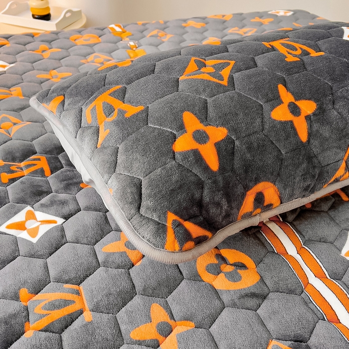 91家纺网 家纺一手货源 找家纺 情煊家纺 2025新款保暖牛奶绒夹棉床笠-床笠款 大牌风范