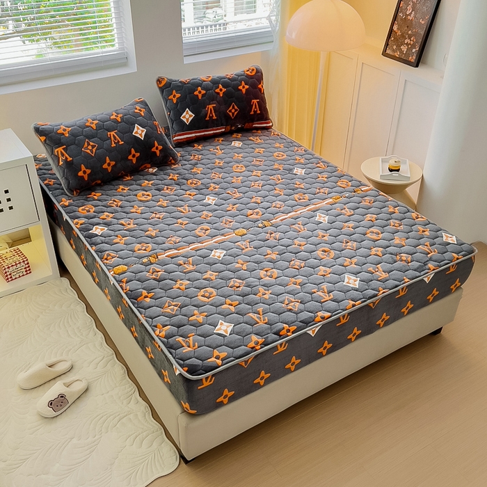 91家纺网 家纺一手货源 找家纺 情煊家纺 2025新款保暖牛奶绒夹棉床笠-床笠款 大牌风范