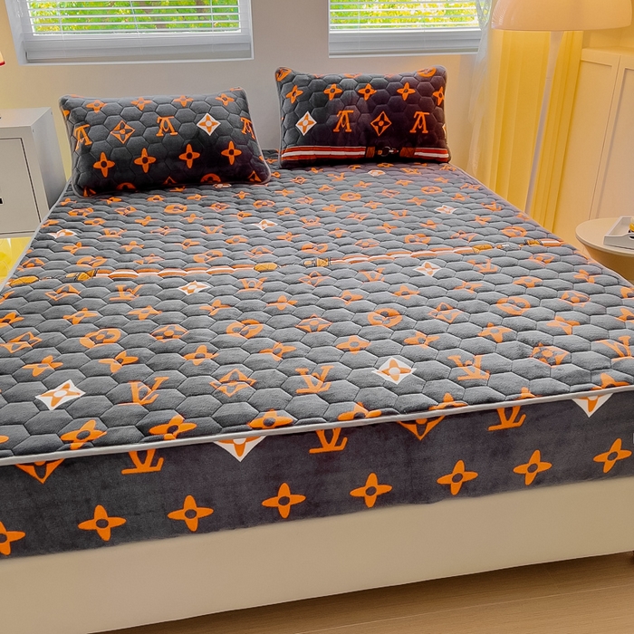 91家纺网 家纺一手货源 找家纺 情煊家纺 2025新款保暖牛奶绒夹棉床笠-床笠款 大牌风范