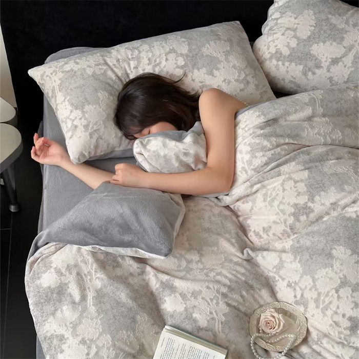 梦享生活家居 2025新款轻奢牛奶绒四件套系列 梦幻森林-灰