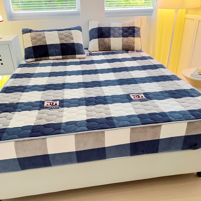 91家纺网 家纺一手货源 找家纺 情煊家纺 2025新款保暖牛奶绒夹棉床笠-床笠款 蓝大格