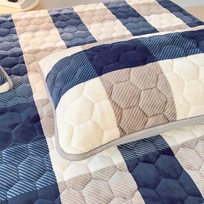 91家纺网 家纺一手货源 找家纺 情煊家纺 2025新款保暖牛奶绒夹棉床笠-床笠款 蓝大格