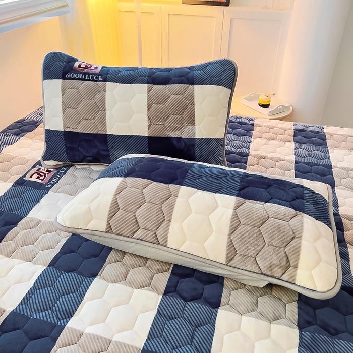 91家纺网 家纺一手货源 找家纺 情煊家纺 2025新款保暖牛奶绒夹棉床笠-床笠款 蓝大格