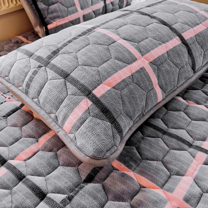 91家纺网 家纺一手货源 找家纺 情煊家纺 2025新款保暖牛奶绒夹棉床笠-床笠款 乐拼字母