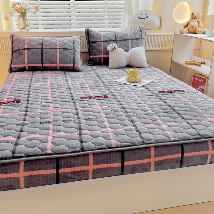 91家纺网 家纺一手货源 找家纺 情煊家纺 2025新款保暖牛奶绒夹棉床笠-床笠款 乐拼字母