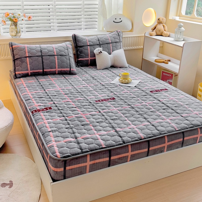 91家纺网 家纺一手货源 找家纺 情煊家纺 2025新款保暖牛奶绒夹棉床笠-床笠款 乐拼字母