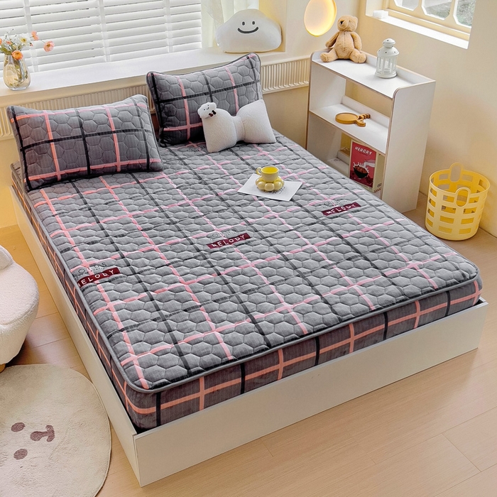 91家纺网 家纺一手货源 找家纺 情煊家纺 2025新款保暖牛奶绒夹棉床笠-床笠款 乐拼字母