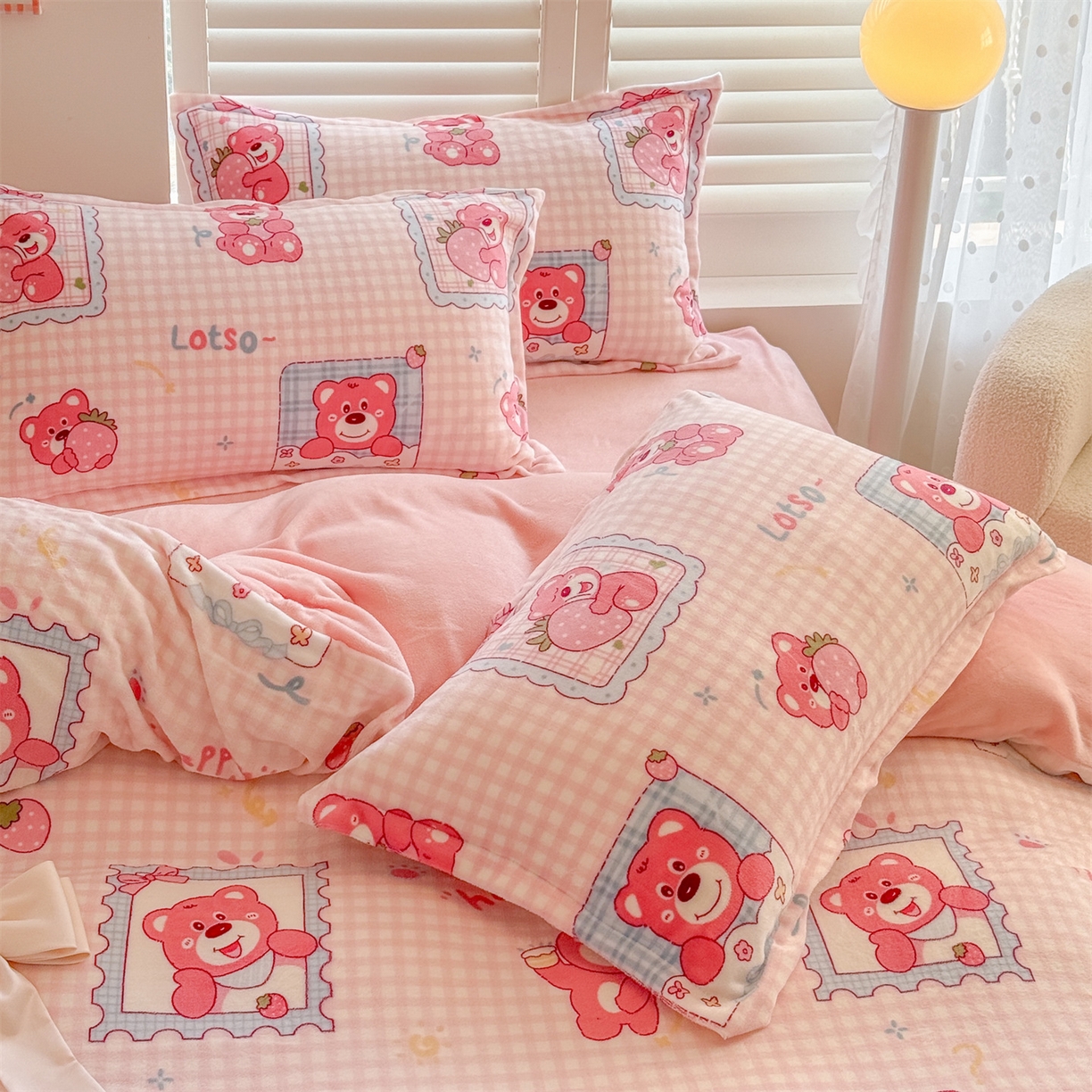 91家纺网 家纺一手货源 找家纺 名兮家居 2025秋冬新款加厚高克重牛奶绒单被套 甜蜜熊仔