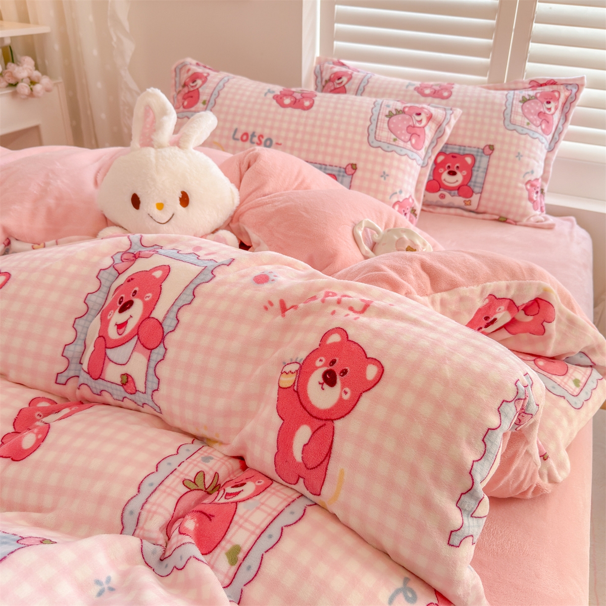 91家纺网 家纺一手货源 找家纺 名兮家居 2025秋冬新款加厚高克重牛奶绒单被套 甜蜜熊仔