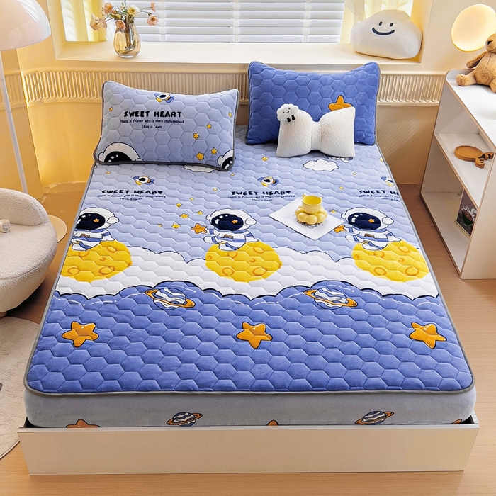 91家纺网 家纺一手货源 找家纺 情煊家纺 2025新款保暖牛奶绒夹棉床笠-床笠款 太空漫步