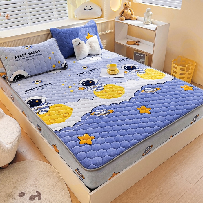 91家纺网 家纺一手货源 找家纺 情煊家纺 2025新款保暖牛奶绒夹棉床笠-床笠款 太空漫步