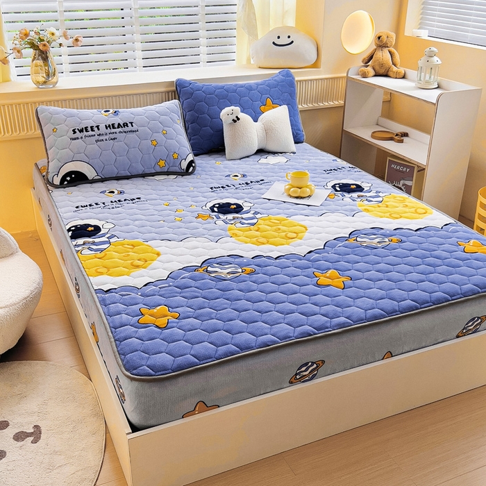 91家纺网 家纺一手货源 找家纺 情煊家纺 2025新款保暖牛奶绒夹棉床笠-床笠款 太空漫步