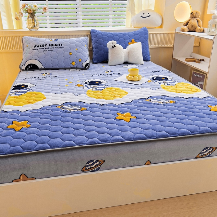 91家纺网 家纺一手货源 找家纺 情煊家纺 2025新款保暖牛奶绒夹棉床笠-床笠款 太空漫步