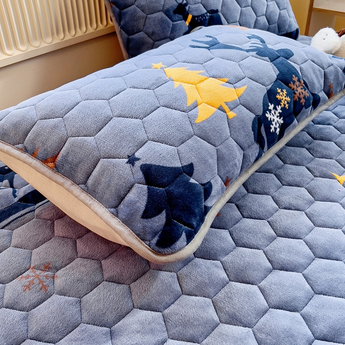 91家纺网 家纺一手货源 找家纺 情煊家纺 2025新款保暖牛奶绒夹棉床笠-床笠款 一鹿幸福