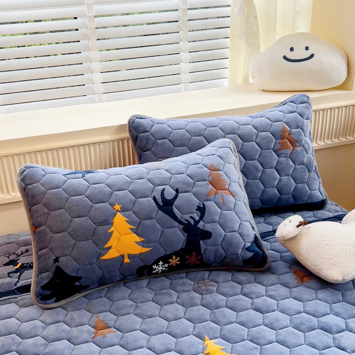 91家纺网 家纺一手货源 找家纺 情煊家纺 2025新款保暖牛奶绒夹棉床笠-床笠款 一鹿幸福