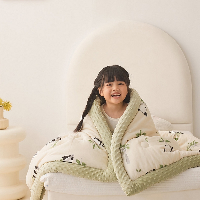 91家纺网 家纺一手货源 找家纺 嗨生活 2025年新款全棉纯棉双层纱豆豆被儿童被春秋被冬被幼儿园被子 熊猫盼盼