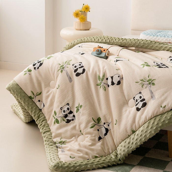 91家纺网 家纺一手货源 找家纺 嗨生活 2025年新款全棉纯棉双层纱豆豆被儿童被春秋被冬被幼儿园被子 熊猫盼盼