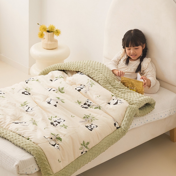 91家纺网 家纺一手货源 找家纺 嗨生活 2025年新款全棉纯棉双层纱豆豆被儿童被春秋被冬被幼儿园被子 熊猫盼盼
