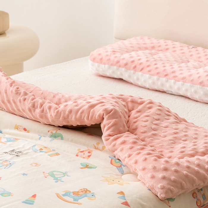 91家纺网 家纺一手货源 找家纺 嗨生活 2025年新款全棉纯棉双层纱豆豆被儿童被春秋被冬被幼儿园被子 玩具屋