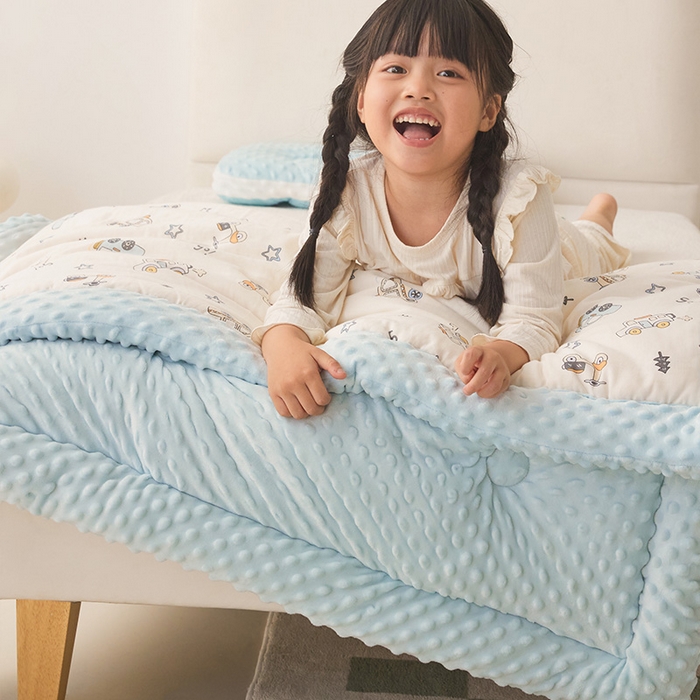 91家纺网 家纺一手货源 找家纺 嗨生活 2025年新款全棉纯棉双层纱豆豆被儿童被春秋被冬被幼儿园被子 汽车乐园
