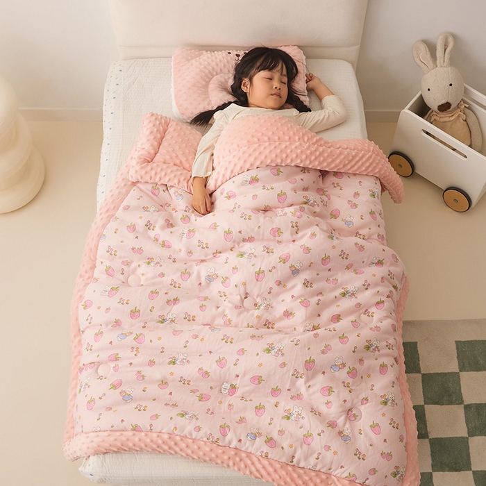 91家纺网 家纺一手货源 找家纺 嗨生活 2025年新款全棉纯棉双层纱豆豆被儿童被春秋被冬被幼儿园被子 草莓兔兔