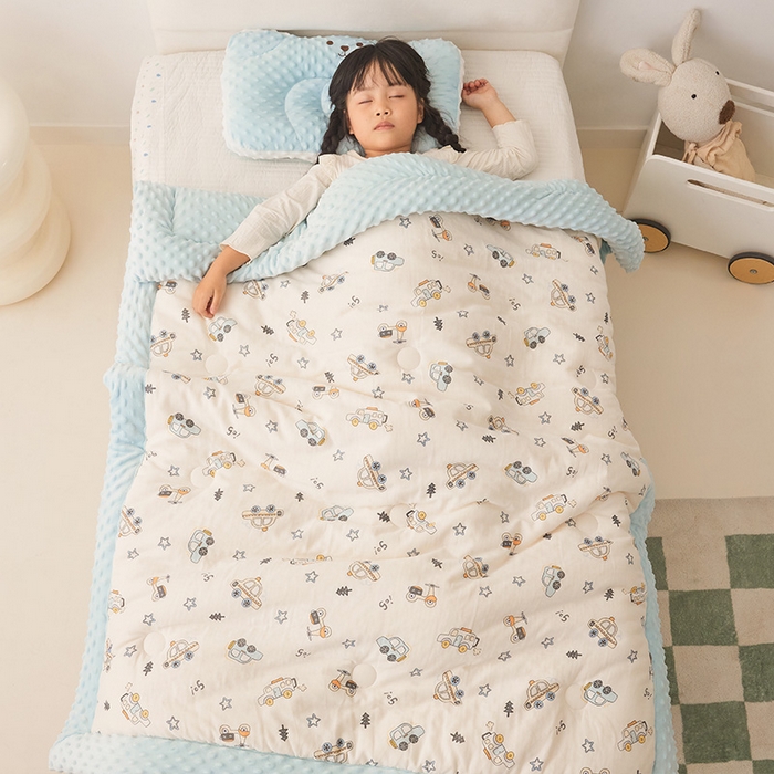 91家纺网 家纺一手货源 找家纺 嗨生活 2025年新款全棉纯棉双层纱豆豆被儿童被春秋被冬被幼儿园被子 汽车乐园