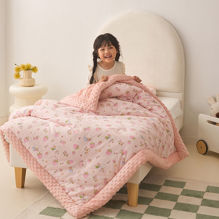 91家纺网 家纺一手货源 找家纺 嗨生活 2025年新款全棉纯棉双层纱豆豆被儿童被春秋被冬被幼儿园被子 草莓兔兔