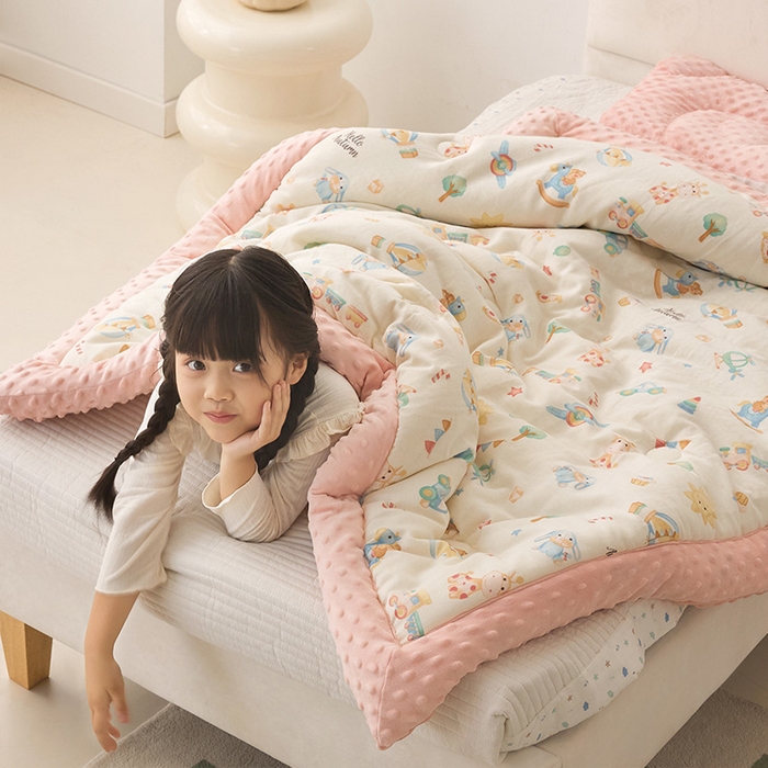 91家纺网 家纺一手货源 找家纺 嗨生活 2025年新款全棉纯棉双层纱豆豆被儿童被春秋被冬被幼儿园被子 玩具屋