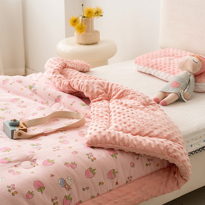 91家纺网 家纺一手货源 找家纺 嗨生活 2025年新款全棉纯棉双层纱豆豆被儿童被春秋被冬被幼儿园被子 草莓兔兔