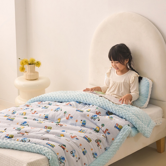 91家纺网 家纺一手货源 找家纺 嗨生活 2025年新款全棉纯棉双层纱豆豆被儿童被春秋被冬被幼儿园被子 挖机恐龙