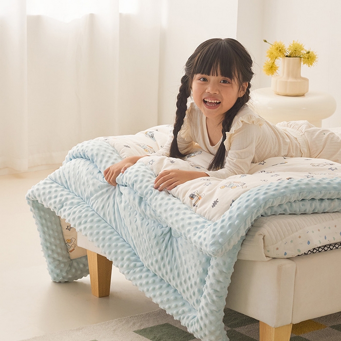 91家纺网 家纺一手货源 找家纺 嗨生活 2025年新款全棉纯棉双层纱豆豆被儿童被春秋被冬被幼儿园被子 汽车乐园