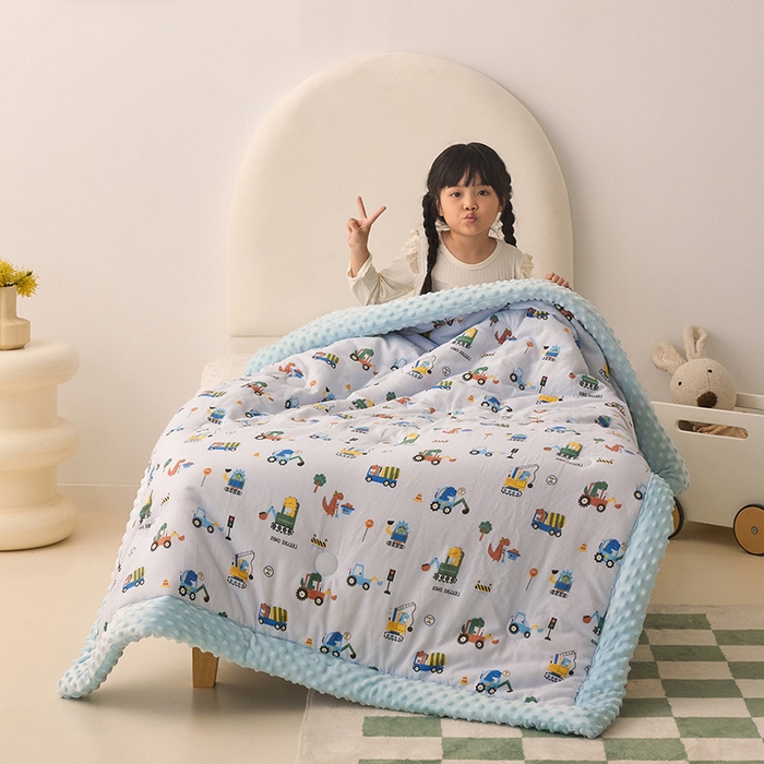 91家纺网 家纺一手货源 找家纺 嗨生活 2025年新款全棉纯棉双层纱豆豆被儿童被春秋被冬被幼儿园被子 挖机恐龙