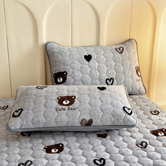 91家纺网 家纺一手货源 找家纺 情煊家纺 2025新款保暖牛奶绒夹棉床笠-床笠款 爱心小熊