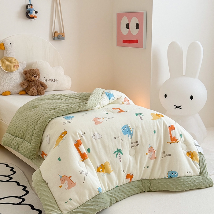 91家纺网 家纺一手货源 找家纺 嗨生活 2025年新款全棉纯棉双层纱豆豆被儿童被春秋被冬被幼儿园被子 恐龙世纪