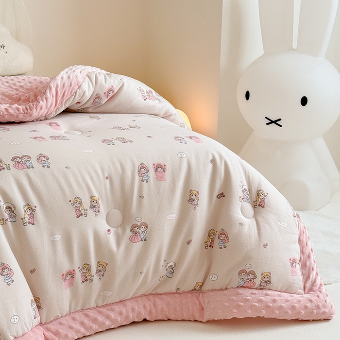 91家纺网 家纺一手货源 找家纺 嗨生活 2025年新款全棉纯棉双层纱豆豆被儿童被春秋被冬被幼儿园被子 幸福女孩