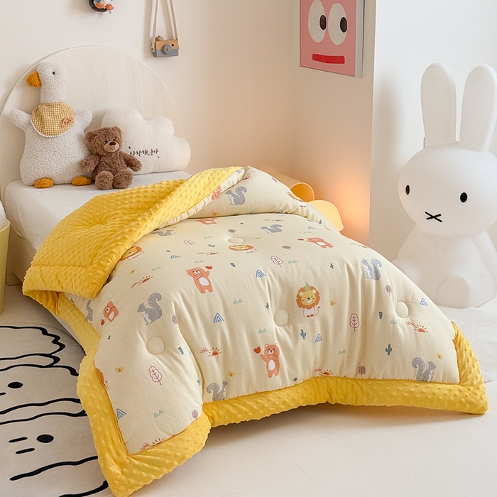 91家纺网 家纺一手货源 找家纺 嗨生活 2025年新款全棉纯棉双层纱豆豆被儿童被春秋被冬被幼儿园被子 狮子王国